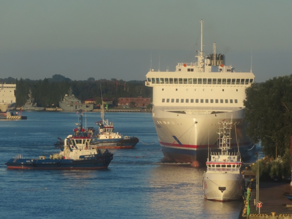 Varsovia już w Porcie Świnoujście. Niedługo wyruszy w swój pierwszy komercyjny rejs do Ystad-GospodarkaMorska.pl