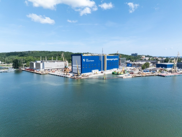 Hala Kadłubowa w PGZ Stoczni Wojennej góruje nad Gdynią. Coraz bliżej terminu zakończenia budowy (ZDJĘCIA)-GospodarkaMorska.pl