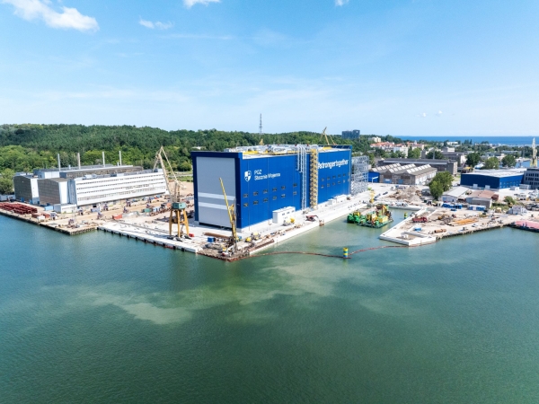 Hala Kadłubowa w PGZ Stoczni Wojennej góruje nad Gdynią. Coraz bliżej terminu zakończenia budowy (ZDJĘCIA)-GospodarkaMorska.pl