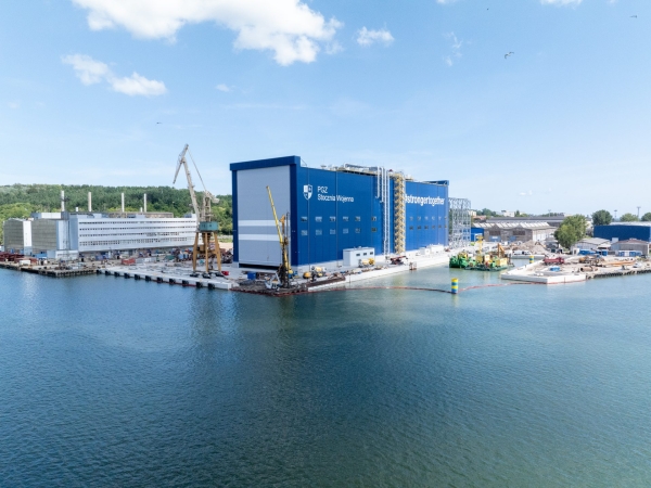 Hala Kadłubowa w PGZ Stoczni Wojennej góruje nad Gdynią. Coraz bliżej terminu zakończenia budowy (ZDJĘCIA)-GospodarkaMorska.pl