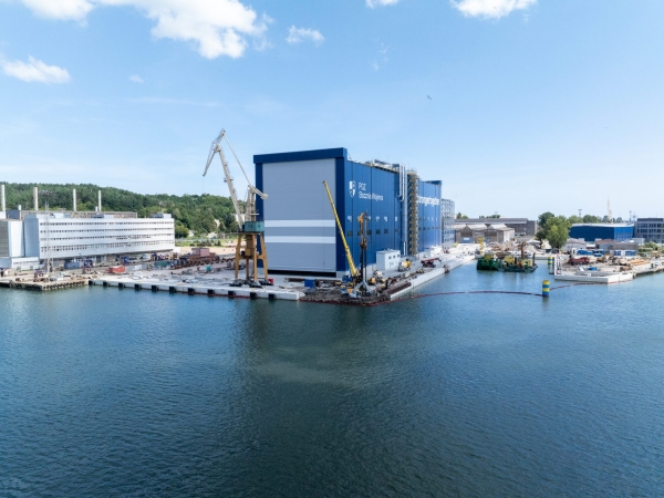 Hala Kadłubowa w PGZ Stoczni Wojennej góruje nad Gdynią. Coraz bliżej terminu zakończenia budowy (ZDJĘCIA)-GospodarkaMorska.pl