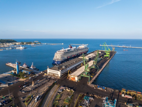 Nowy wycieczkowiec Mein Schiff 7 na metanol zawitał do Gdyni-GospodarkaMorska.pl