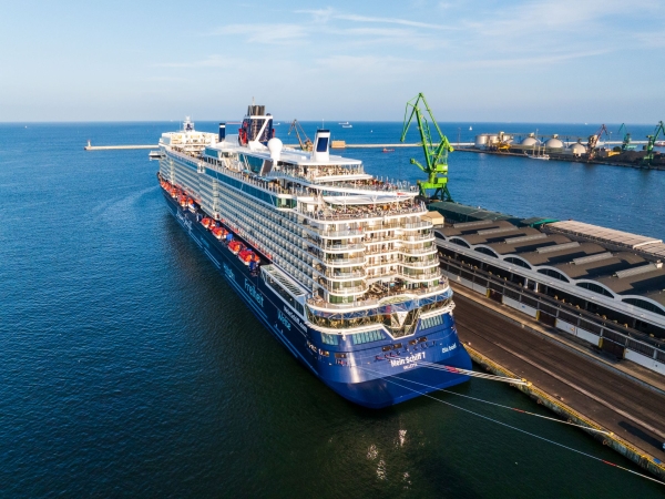 Nowy wycieczkowiec Mein Schiff 7 na metanol zawitał do Gdyni-GospodarkaMorska.pl