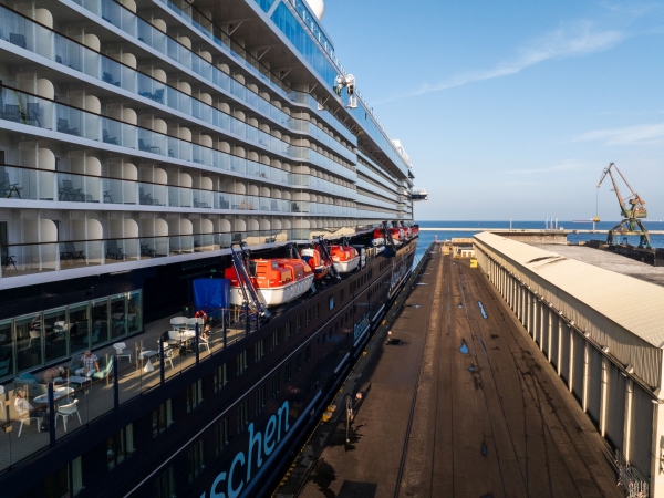 Nowy wycieczkowiec Mein Schiff 7 na metanol zawitał do Gdyni-GospodarkaMorska.pl