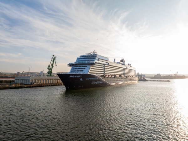 Nowy wycieczkowiec Mein Schiff 7 na metanol zawitał do Gdyni-GospodarkaMorska.pl