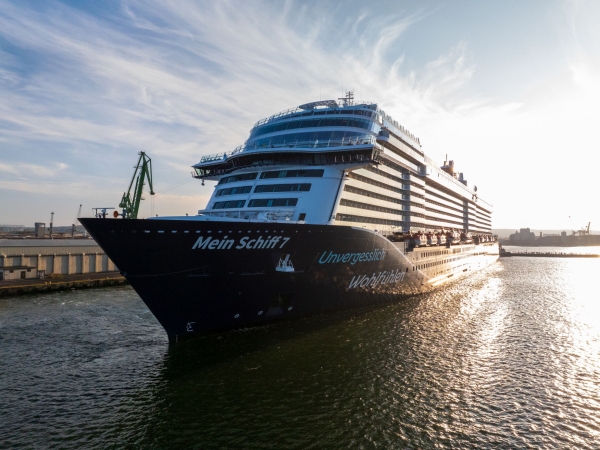 Nowy wycieczkowiec Mein Schiff 7 na metanol zawitał do Gdyni-GospodarkaMorska.pl