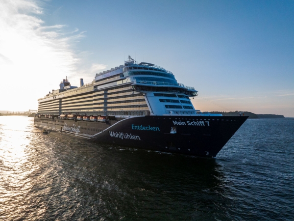 Nowy wycieczkowiec Mein Schiff 7 na metanol zawitał do Gdyni-GospodarkaMorska.pl