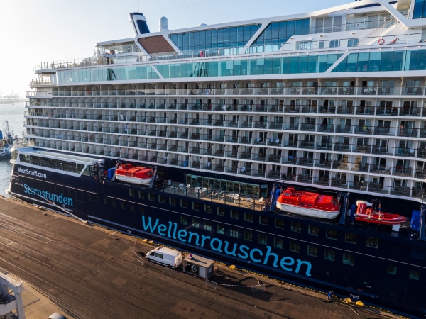 Nowy wycieczkowiec Mein Schiff 7 na metanol zawitał do Gdyni-GospodarkaMorska.pl