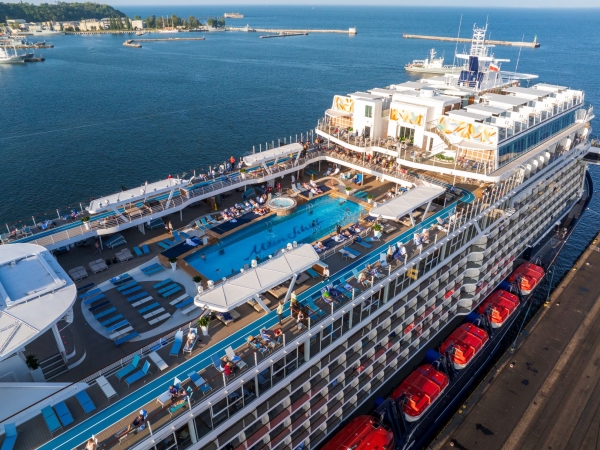 Nowy wycieczkowiec Mein Schiff 7 na metanol zawitał do Gdyni-GospodarkaMorska.pl