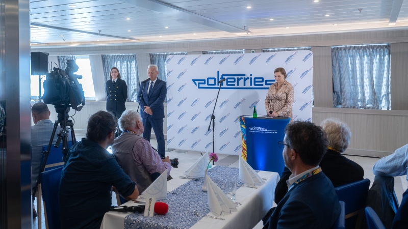 Varsovia oficjalnie na linii. Nowy prom PŻB powitany-GospodarkaMorska.pl