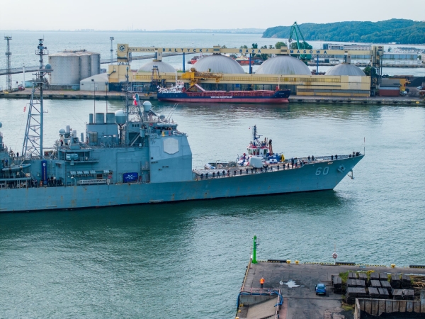 Prawdziwy arsenał demokracji. Najsilniejszy okręt US Navy w Europie przybył do Portu Gdynia-GospodarkaMorska.pl