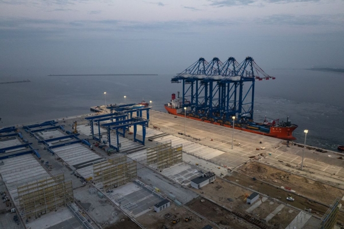 Nowe suwnice STS dotarły już do Baltic Hub i czekają na rozładunek-GospodarkaMorska.pl