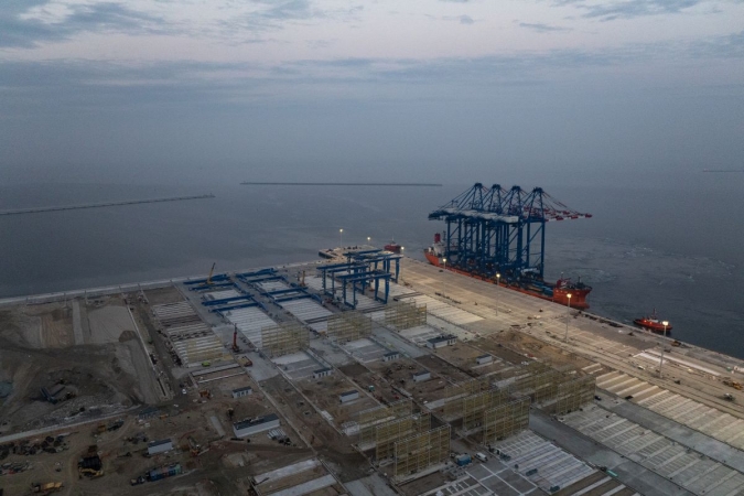 Nowe suwnice STS dotarły już do Baltic Hub i czekają na rozładunek-GospodarkaMorska.pl