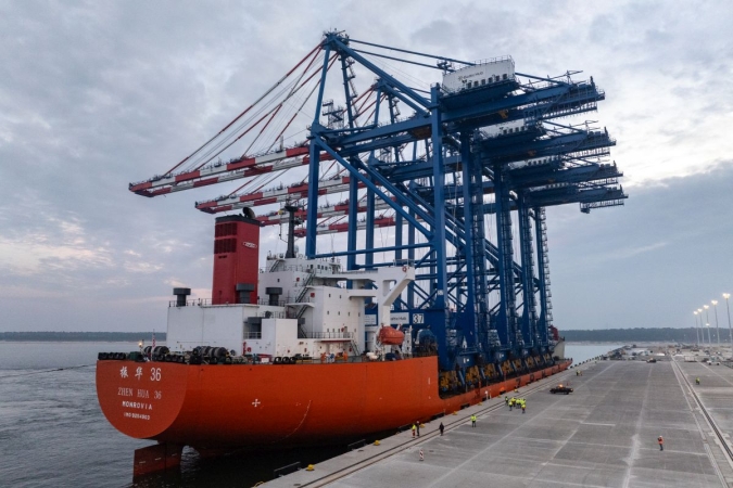 Nowe suwnice STS dotarły już do Baltic Hub i czekają na rozładunek-GospodarkaMorska.pl