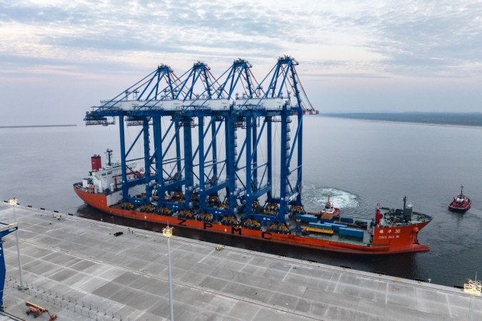 Nowe suwnice STS dotarły już do Baltic Hub i czekają na rozładunek-GospodarkaMorska.pl