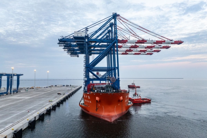 Nowe suwnice STS dotarły już do Baltic Hub i czekają na rozładunek-GospodarkaMorska.pl