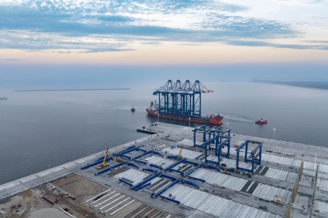 Nowe suwnice STS dotarły już do Baltic Hub i czekają na rozładunek-GospodarkaMorska.pl