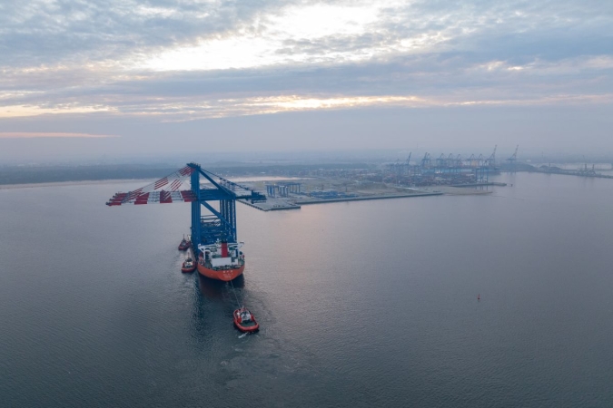 Nowe suwnice STS dotarły już do Baltic Hub i czekają na rozładunek-GospodarkaMorska.pl