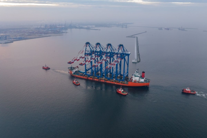Nowe suwnice STS dotarły już do Baltic Hub i czekają na rozładunek-GospodarkaMorska.pl
