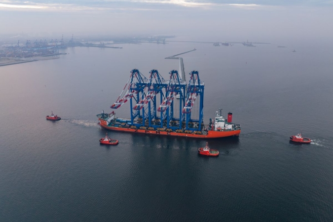 Nowe suwnice STS dotarły już do Baltic Hub i czekają na rozładunek-GospodarkaMorska.pl