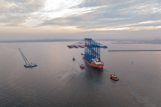 Nowe suwnice STS dotarły już do Baltic Hub i czekają na rozładunek-GospodarkaMorska.pl