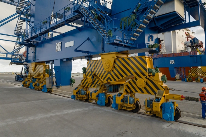 Blisko końca spektakularnego rozładunku w Baltic Hubie-GospodarkaMorska.pl