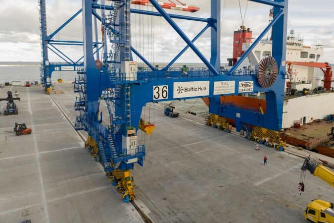 Blisko końca spektakularnego rozładunku w Baltic Hubie-GospodarkaMorska.pl