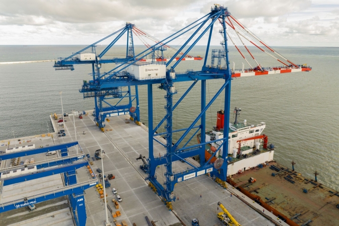 Blisko końca spektakularnego rozładunku w Baltic Hubie-GospodarkaMorska.pl