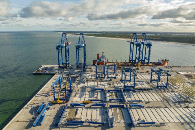 Blisko końca spektakularnego rozładunku w Baltic Hubie-GospodarkaMorska.pl
