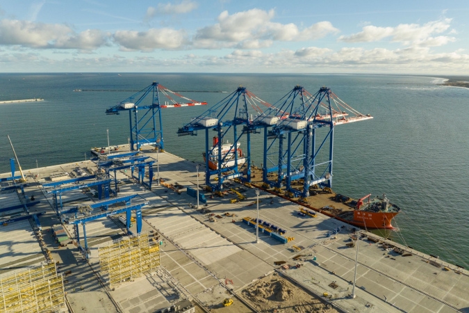 Blisko końca spektakularnego rozładunku w Baltic Hubie-GospodarkaMorska.pl