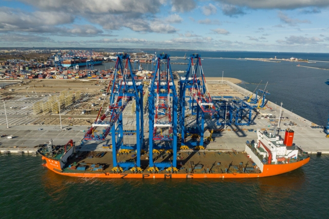 Blisko końca spektakularnego rozładunku w Baltic Hubie-GospodarkaMorska.pl