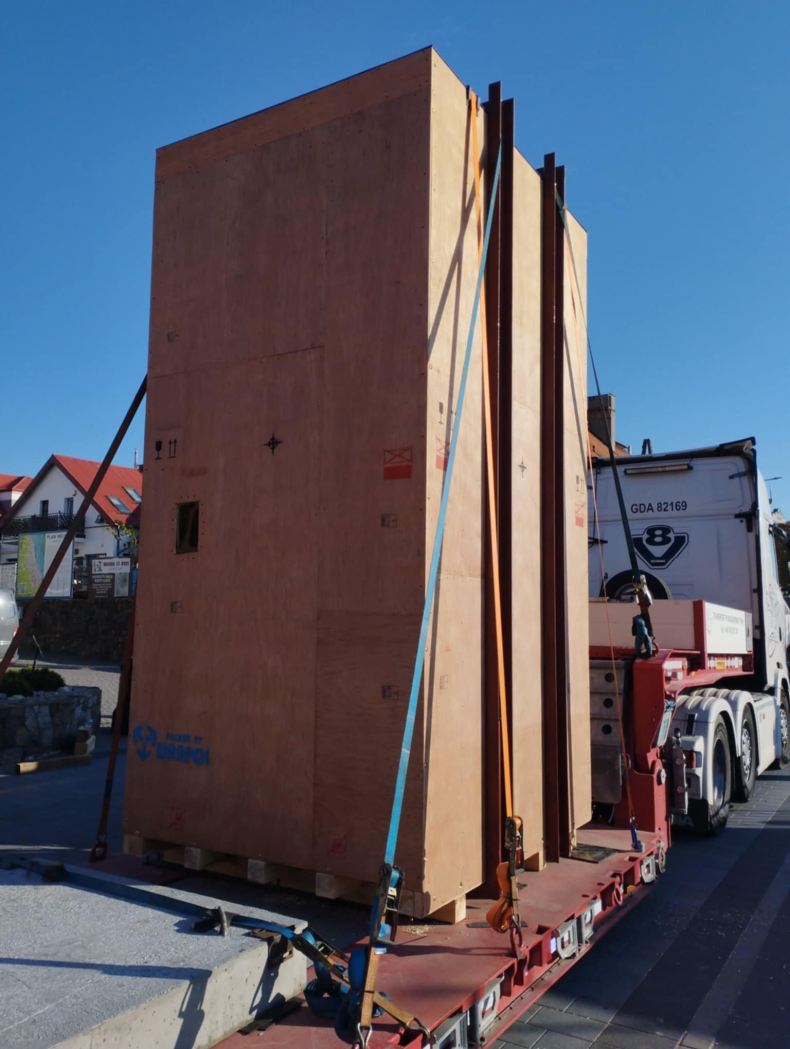 Posąg Neptuna z Helu gotowy do transportu morskiego. Jak przebiegała operacja pakowania rzeźby?-GospodarkaMorska.pl