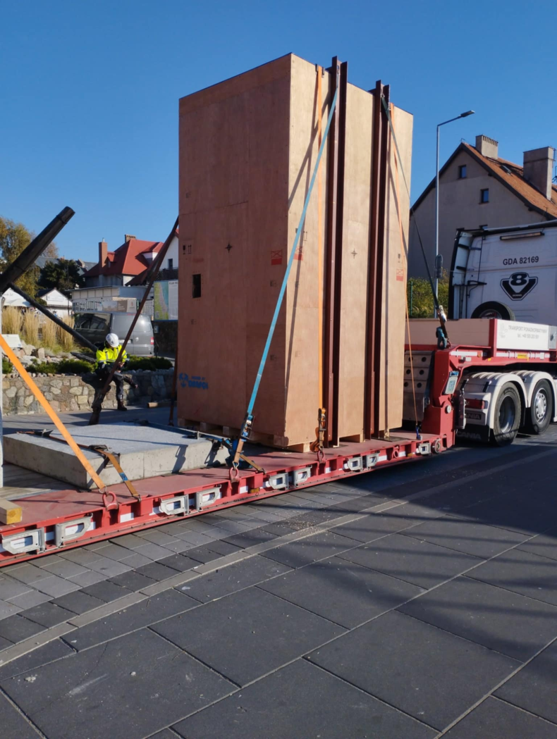 Posąg Neptuna z Helu gotowy do transportu morskiego. Jak przebiegała operacja pakowania rzeźby?-GospodarkaMorska.pl