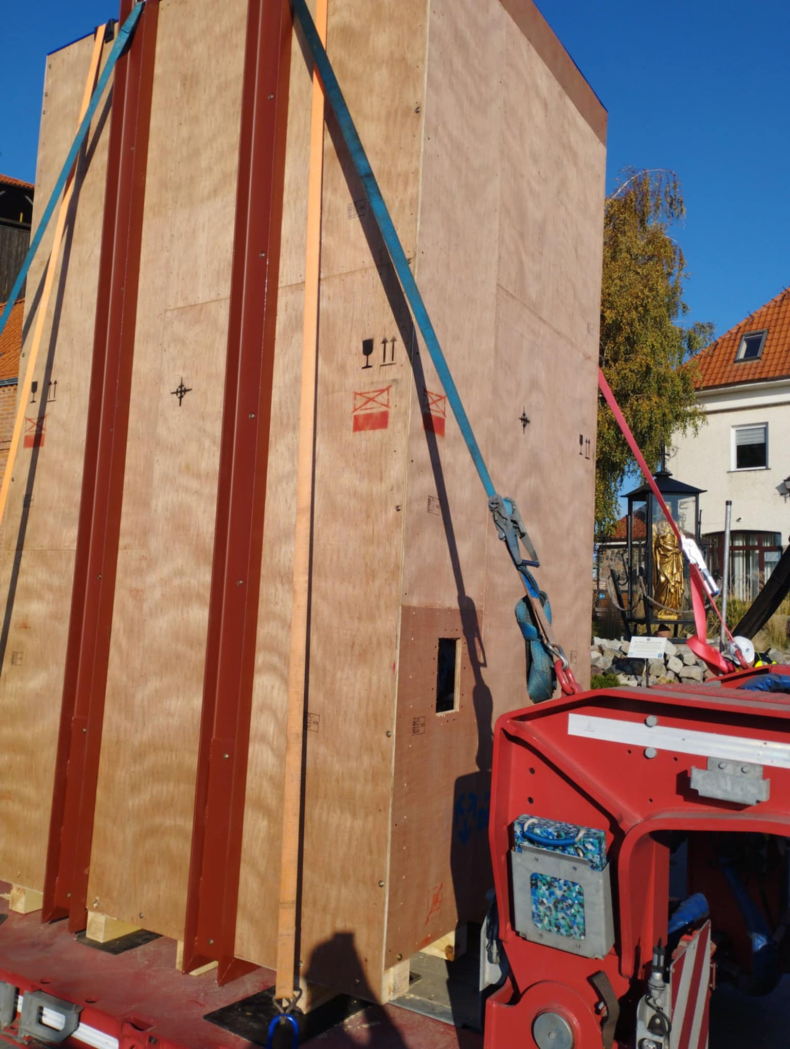 Posąg Neptuna z Helu gotowy do transportu morskiego. Jak przebiegała operacja pakowania rzeźby?-GospodarkaMorska.pl