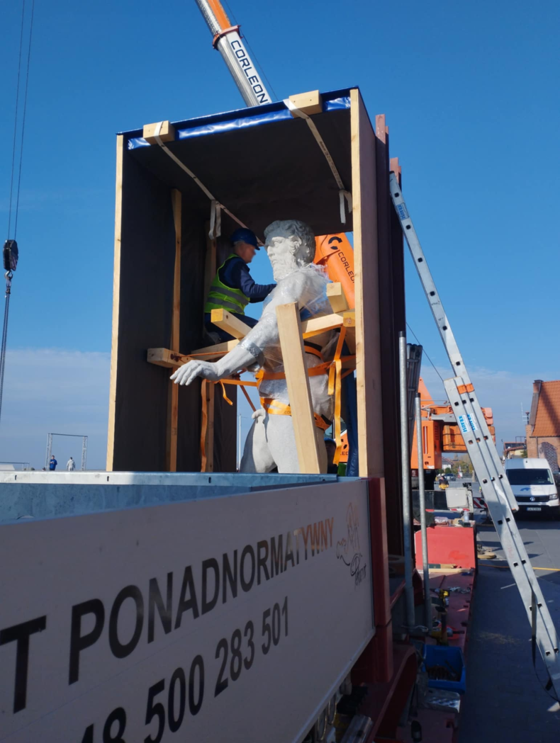 Posąg Neptuna z Helu gotowy do transportu morskiego. Jak przebiegała operacja pakowania rzeźby?-GospodarkaMorska.pl