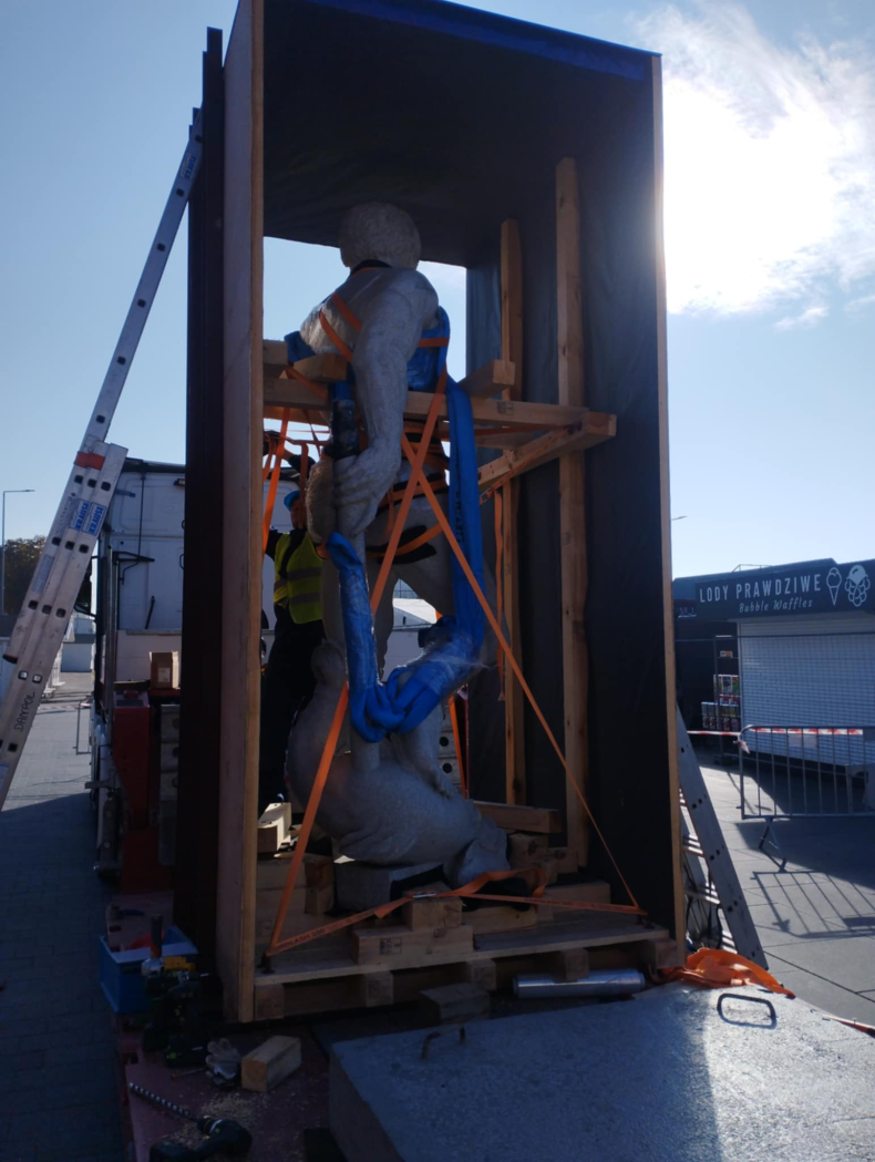 Posąg Neptuna z Helu gotowy do transportu morskiego. Jak przebiegała operacja pakowania rzeźby?-GospodarkaMorska.pl