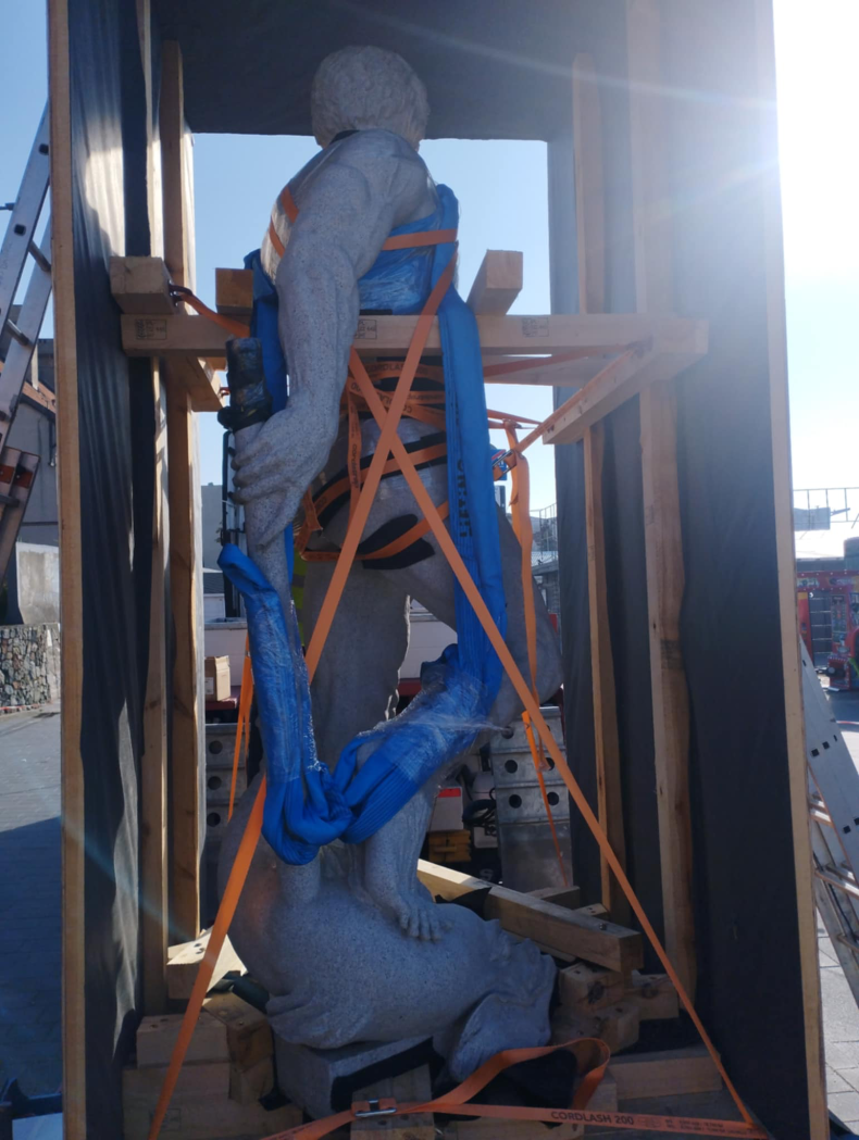 Posąg Neptuna z Helu gotowy do transportu morskiego. Jak przebiegała operacja pakowania rzeźby?-GospodarkaMorska.pl