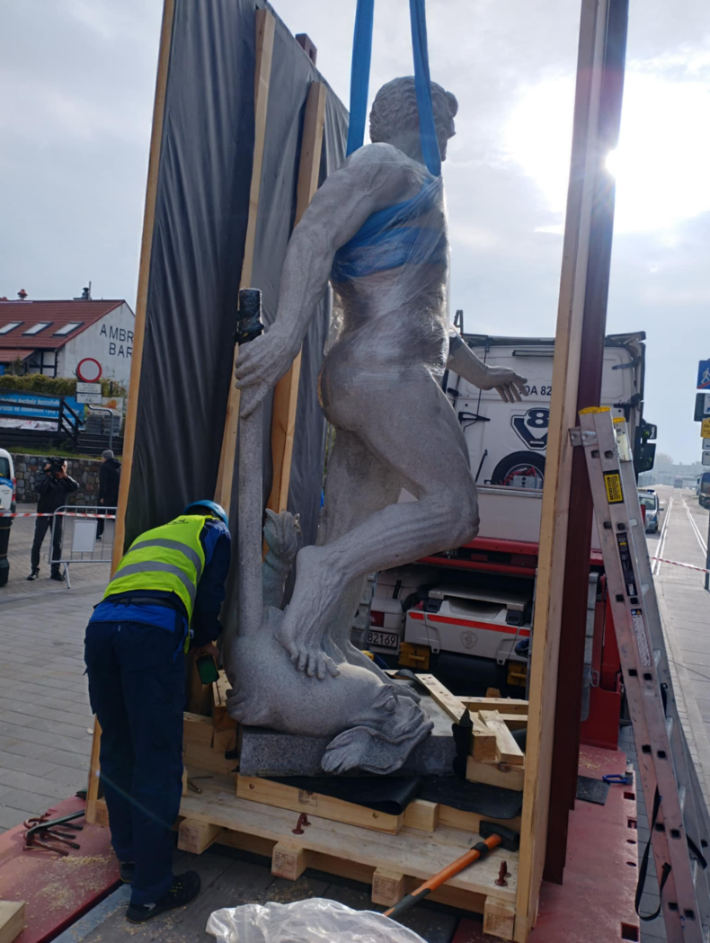 Posąg Neptuna z Helu gotowy do transportu morskiego. Jak przebiegała operacja pakowania rzeźby?-GospodarkaMorska.pl