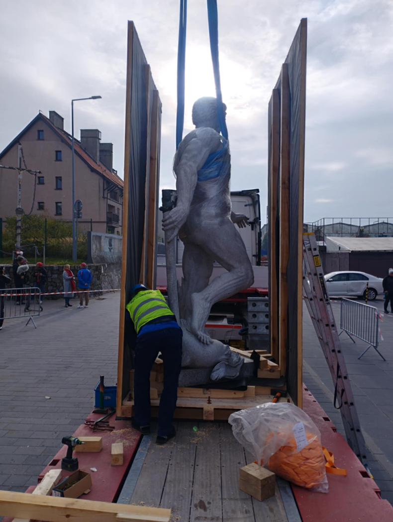 Posąg Neptuna z Helu gotowy do transportu morskiego. Jak przebiegała operacja pakowania rzeźby?-GospodarkaMorska.pl