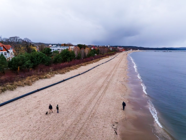 Sopocka plaża poszerzona – zakończono refulację na południe od molo-GospodarkaMorska.pl
