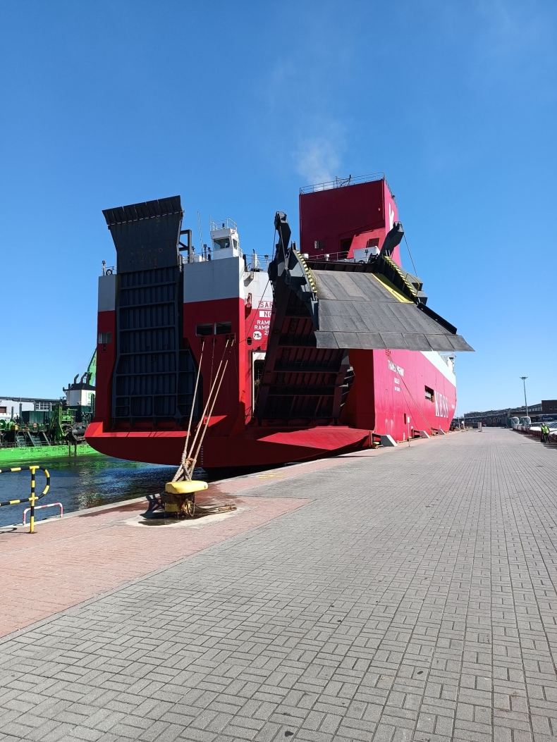 ADAMPOL S.A.: Portowe okno dla samochodów-GospodarkaMorska.pl