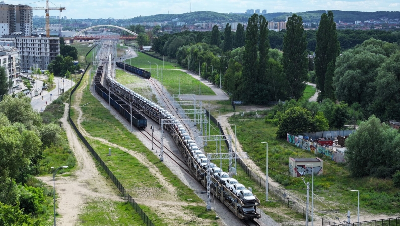 ADAMPOL S.A.: Portowe okno dla samochodów-GospodarkaMorska.pl