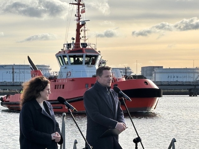 Rafał Trzaskowski w Porcie Gdańsk. Po pierwsze, bezpieczeństwo-GospodarkaMorska.pl
