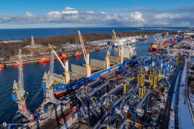 Port Gdańsk: przeładunek maszyny do drążenia najdłuższego tunelu kolejowego w Polsce-GospodarkaMorska.pl