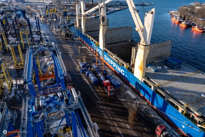 Port Gdańsk: przeładunek maszyny do drążenia najdłuższego tunelu kolejowego w Polsce-GospodarkaMorska.pl