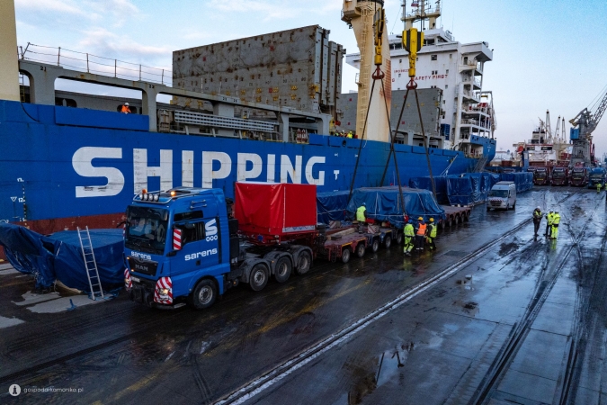 Port Gdańsk: przeładunek maszyny do drążenia najdłuższego tunelu kolejowego w Polsce-GospodarkaMorska.pl