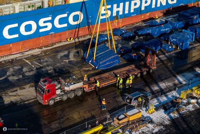 Port Gdańsk: przeładunek maszyny do drążenia najdłuższego tunelu kolejowego w Polsce-GospodarkaMorska.pl