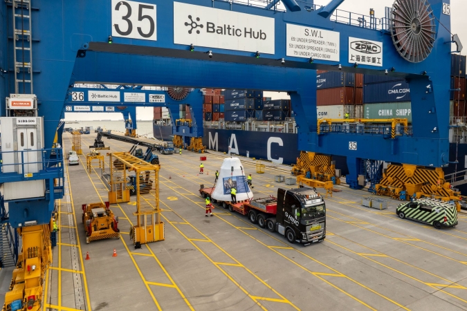 Nietypowy załadunek w Baltic Hub. Na statek załadowano 55-tonowy dzwon Vox Patris-GospodarkaMorska.pl