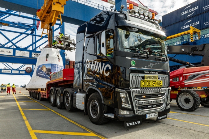 Nietypowy załadunek w Baltic Hub. Na statek załadowano 55-tonowy dzwon Vox Patris-GospodarkaMorska.pl