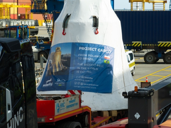Nietypowy załadunek w Baltic Hub. Na statek załadowano 55-tonowy dzwon Vox Patris-GospodarkaMorska.pl